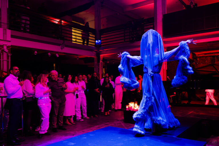 Julie Demont Cabaret Artist Blue Costume Voyage Prive The Glowing cube Cabaret party Warehouse Berlin Kuhlhaus Berlin Agence WATO Evenementiel International