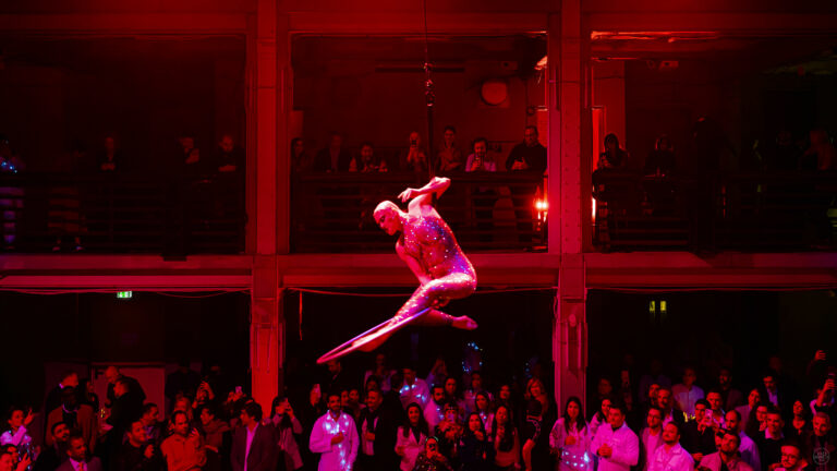 Julie Demont aerial Show Cabaret Artist Voyage Prive The Glowing cube Cabaret party Warehouse Berlin Kuhlhaus Berlin Agence WATO Evenementiel International