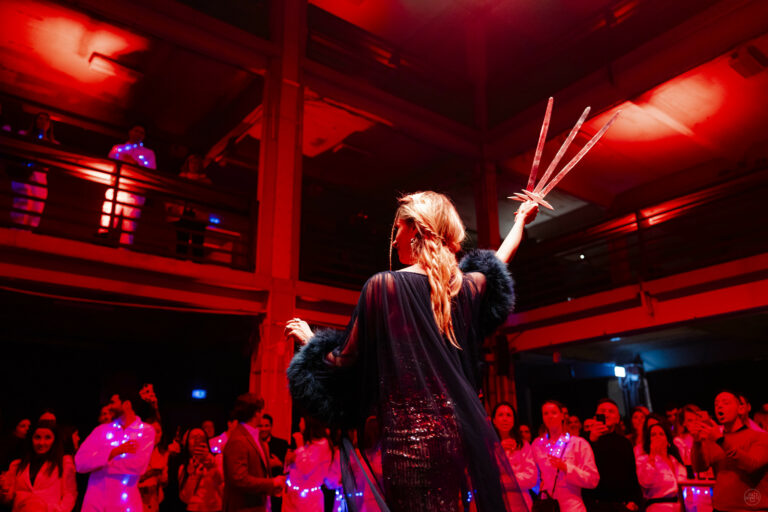 Sword Swallower Zora Van der Blast Voyage Prive The Glowing cube Cabaret party Warehouse Berlin Kuhlhaus Berlin Agence WATO Evenementiel International