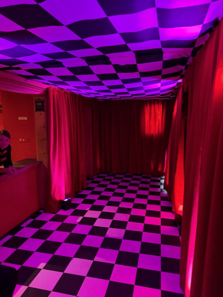 couloir damier dracula club