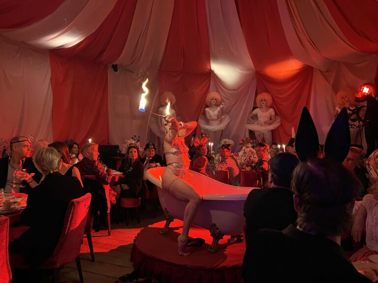 julie demon show feu baignoire