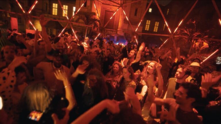 Soiree dansante singe structure bambou Agence Wato Evenementielle Immersif Paris Internationaé 2