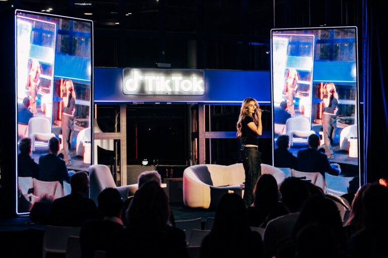adele castillon concert evenement tiktok paris institut du monde arabe