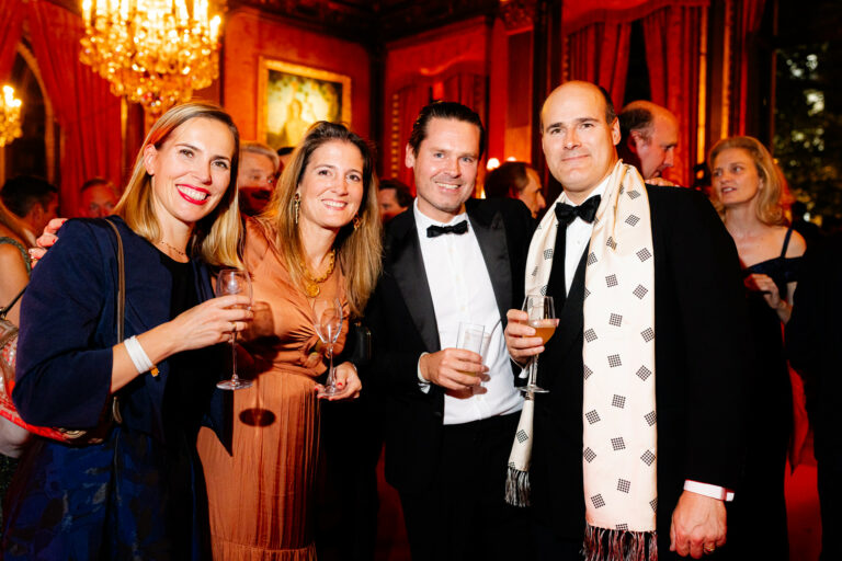 convives soiree elegante black tie hotel de la paiva paris bal