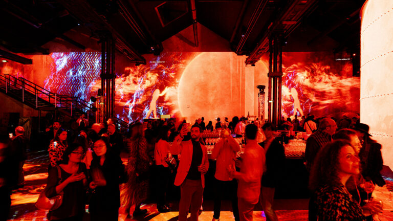 travelsoft : UNE ODE AU VOYAGE À L’ATELIER DES LUMIÈRES