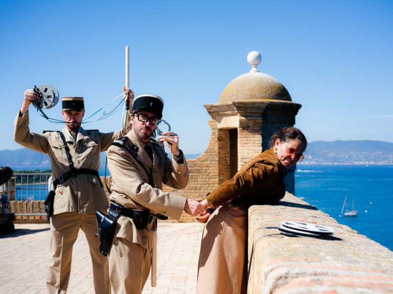 ile sainte marguerite foulques jubert gregoire desrousseaux costumes acteurs gendarmes seminaire cannes agence wato french riviera palais bulles evenementiel immersif international