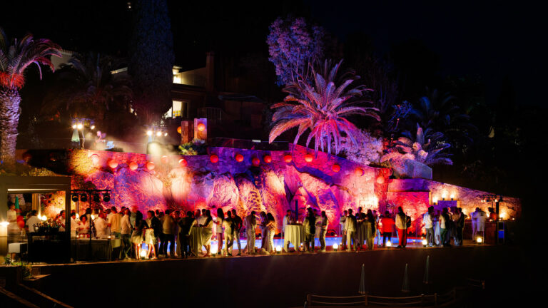 photo de groupe dancefloor seminaire cannes agence wato french riviera palais bulles evenementiel immersif international