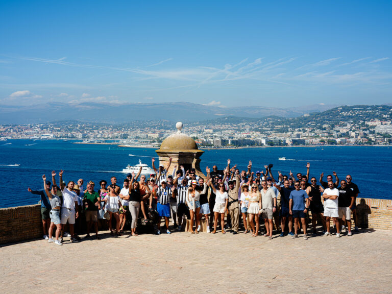 photo de groupe fort de lile sainte marguerite seminaire cannes french riviera evenementiel immersif international agence wato