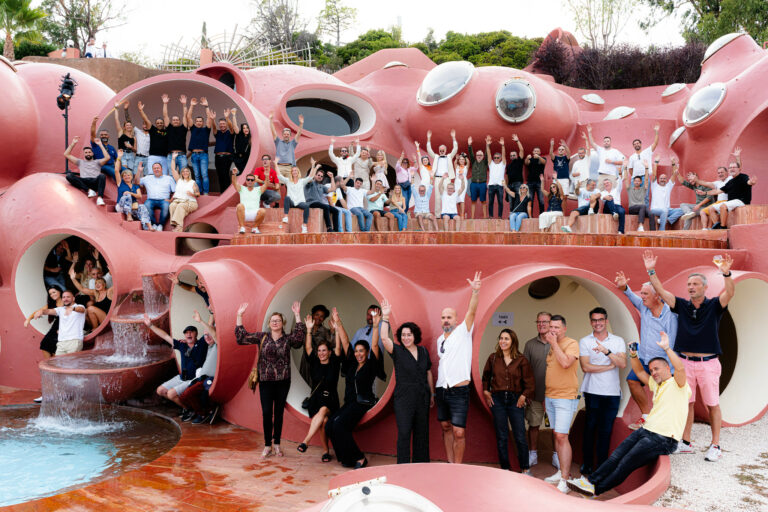photo de groupe seminaire cannes french riviera palais bulles piscine evenementiel immersif international agence wato