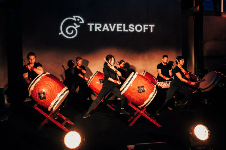 tiako 25 ans travelsoft atelieres des lumieres paris evenement spectaculaire
