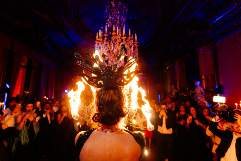 performer feu elegante paris louise deville