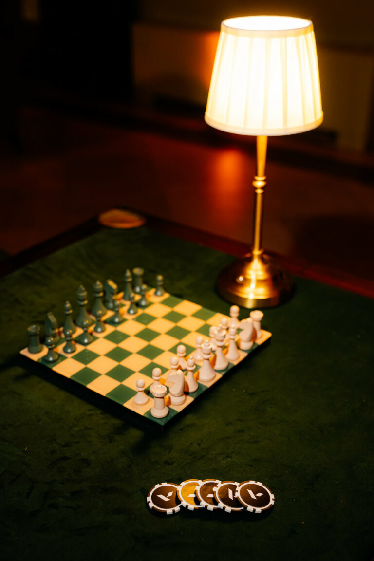 VOYAGE PRIVE CIRCULO BELLAS ARTES CASINO VINTAGE SOIREE EVENEMENT INTERNATIONAL AGENCE WATO GLAM FITUR MADRID TABLE DE POKER DECOR SCENOGRAPHY