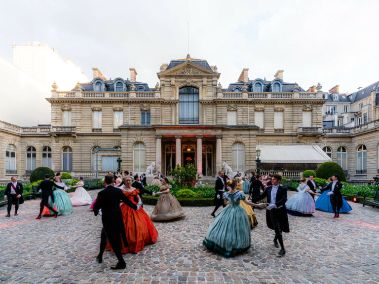 danseurs costumes epoque second empire cour exterieure soiree agence wato musee jacquemart andre evenementiel paris luxe