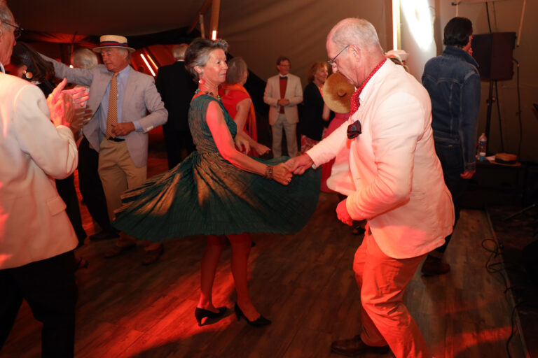 70-personnes-danse-invites-ambiance-fete-la-fresnaye-evenementiel-angers-wato.jpg