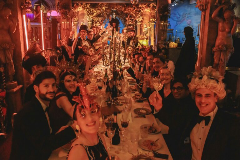 Diner dexception theme surrealiste invites costumes