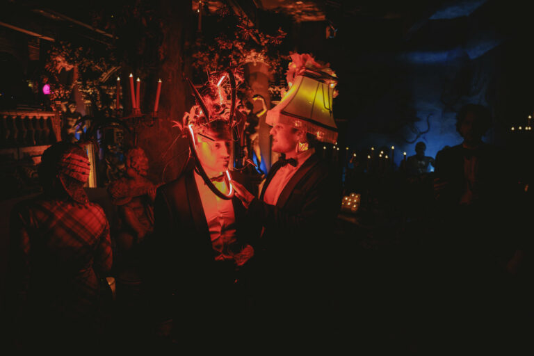 Invites costumes soiree dexception Paris