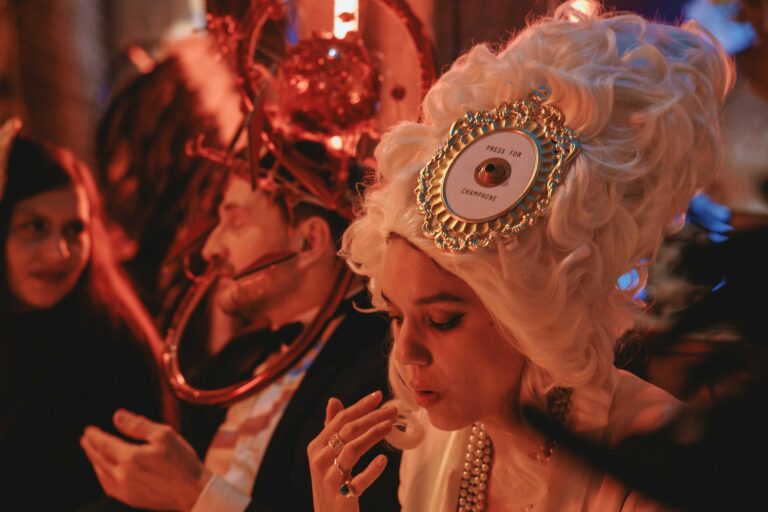 Invites costumes soiree secrete Paris