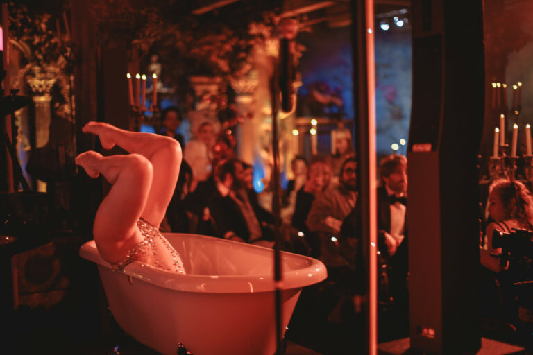 Julie Demont Performance baignoire surrealiste
