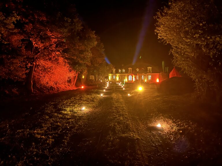bal-juju-allee-bougies-scenographie-lumineuse-batisse-nuit-wato-evenementiel angers.jpg