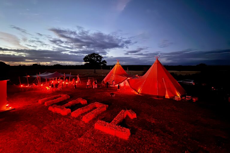 bal-juju-bottes-paille-lumineuses-scenographie-tipis geants-nuit-wato-evenementiel angers.jpg