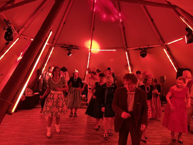 bal-juju-danse-invites-ambiance-rouge-hyperion tubes led-interieur-tipis geants-wato-evenementiel angers.jpg