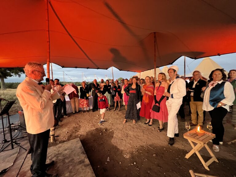 bal-juju-discours-micro-invites-tente stretch-nomade-wato-evenementiel angers.jpg
