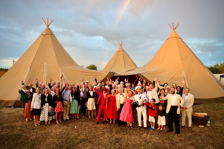 bal-juju-photo-groupe-invites-tipis geants-arcenciel-wato-evenementiel angers.jpg