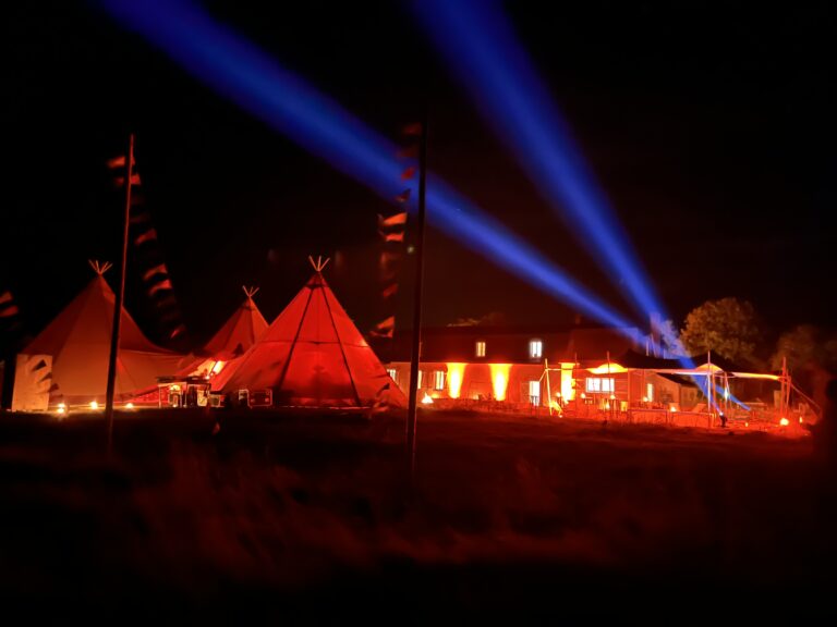 bal-juju-scenographie-faisceaux-bleus-technique son et lumiere-tipis geants-nuit-wato-evenementiel angers.jpg