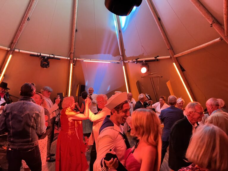 bal-juju-soiree-danse-costume-marin-robe-rose-tipis geants-wato-evenementiel angers.jpg
