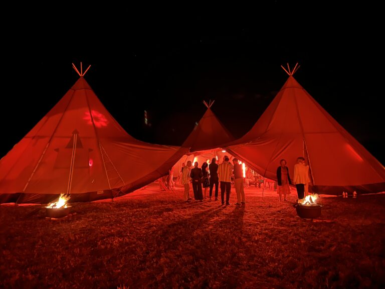 bal-juju-tipis geants-illumination-rouge-braseros-nuit-wato-evenementiel angers.jpg