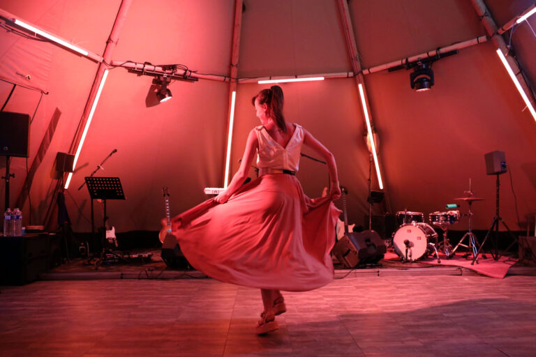 hyperion-tubes-led-scene-concert-chanteuse-la-fresnaye-evenementiel-angers-wato.jpg