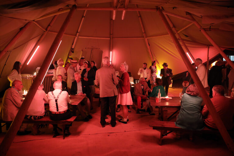renouvellement-voeux-famille-jubert-evenementiel-angers-creatif-invites-tipis geants-wato.jpg