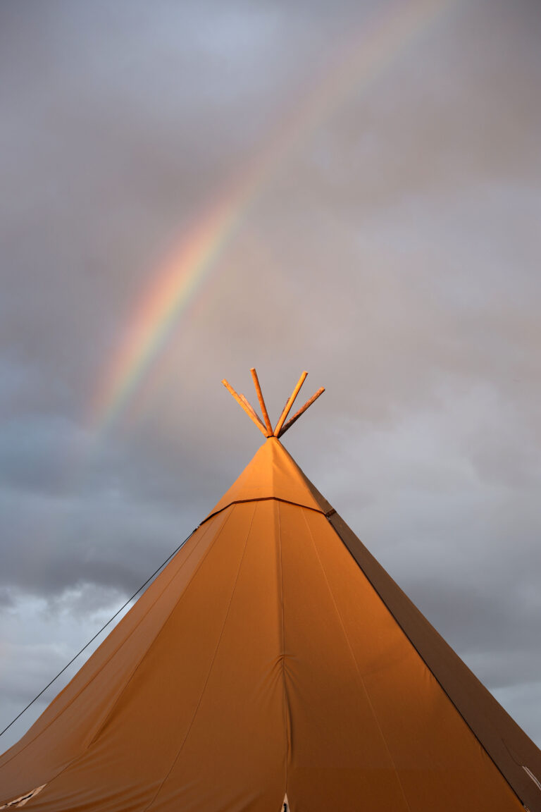 sky-tracer-technique-angers-tipi-arc-en-ciel-evenementiel-angers-wato.jpg