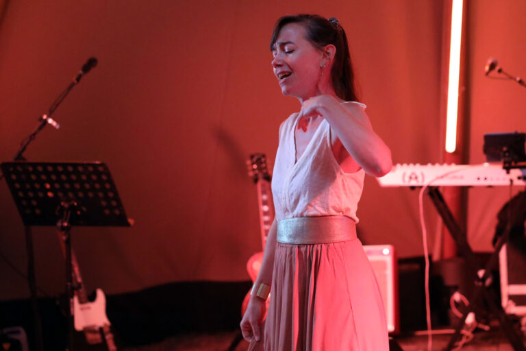 technique-et-son-lumiere-evenementiel-angers-chanteuse-micro-concert-la-fresnaye-wato.jpg