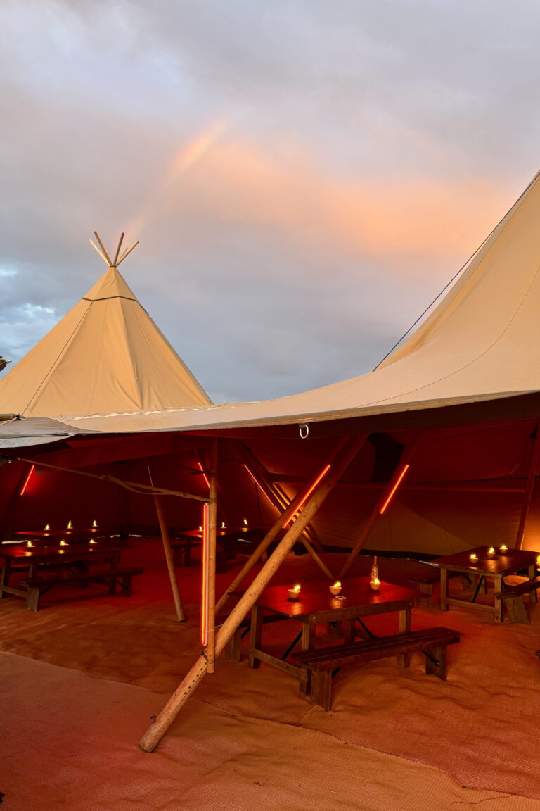 tente-stretch-tipi-arc-en-ciel-la-fresnaye-evenementiel-angers-wato.jpg