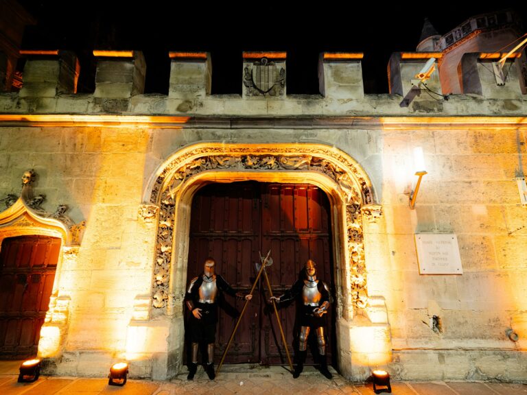 Chevaliers armure Paris remparts Musee Cluny evenement immersif agence WATO
