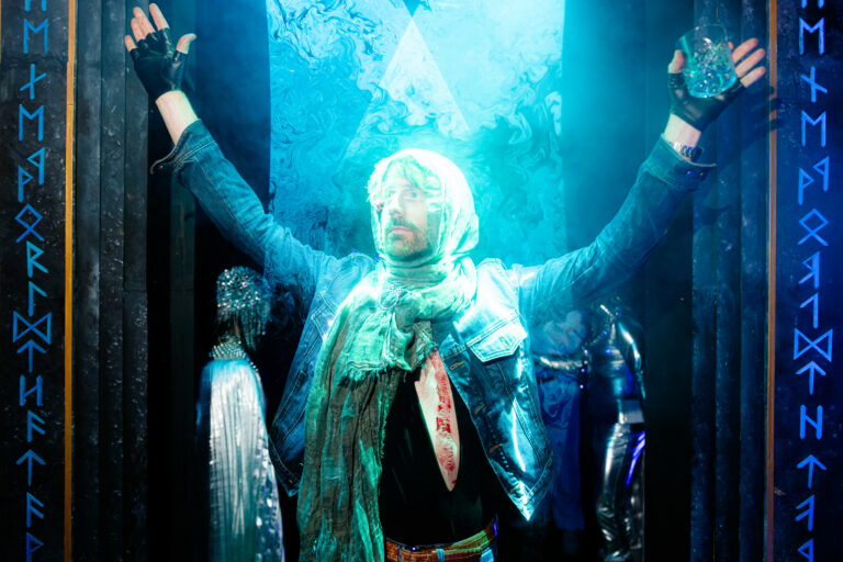 Costume futuriste porte laser scenographie immersive