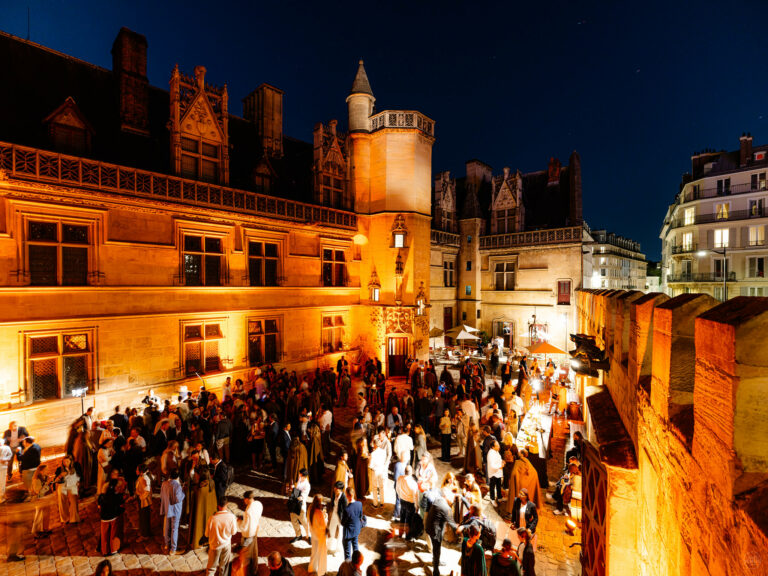 Cour d'honneur Musee Cluny centre Paris soiree d'ete remparts musee du Moyen Age evenement immersif agence WATO