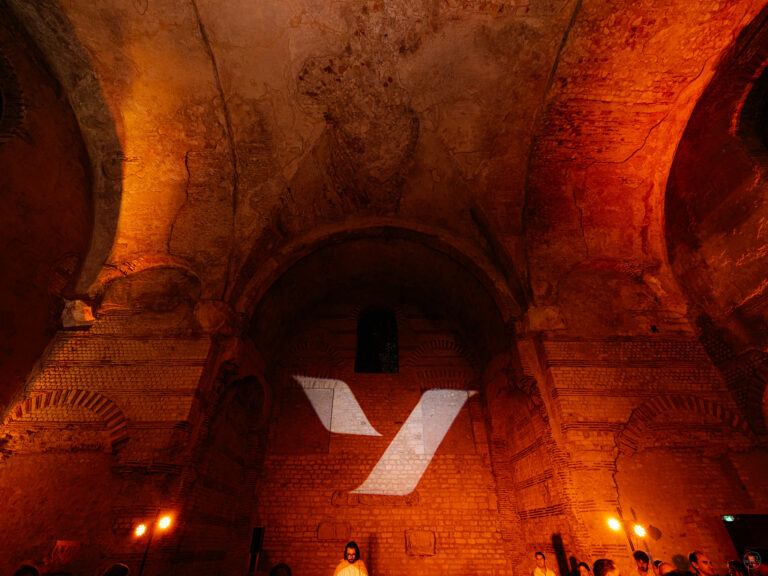 DJ set grandiose Frigidarium Voyage Prive lumieres evenementielles agence WATO