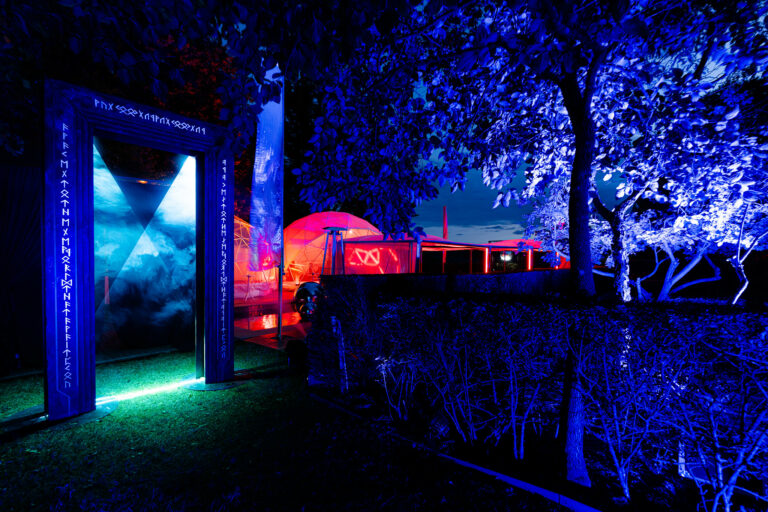 Decor porte futuriste laser fumees runes nordiques