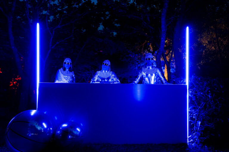 Hotesses tenues futuriste evenementiel immersif agence WATO