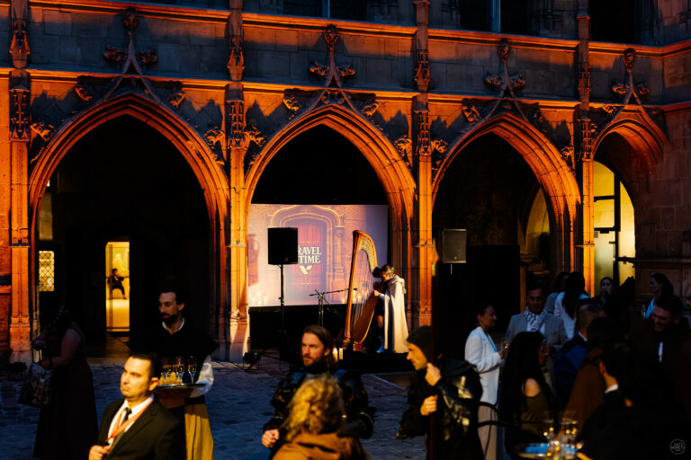 Performance artisitique harpiste theme voyage dans le temps Musee Cluny Cour d'honneur agence WATO