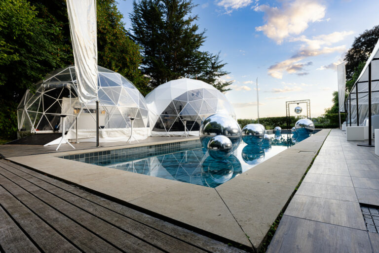 Scenographie futuriste pool party evenementiel immersif agence WATO