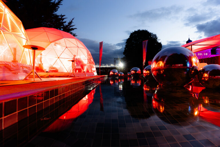 Scenographie pool party evenementiel immersif agence WATO