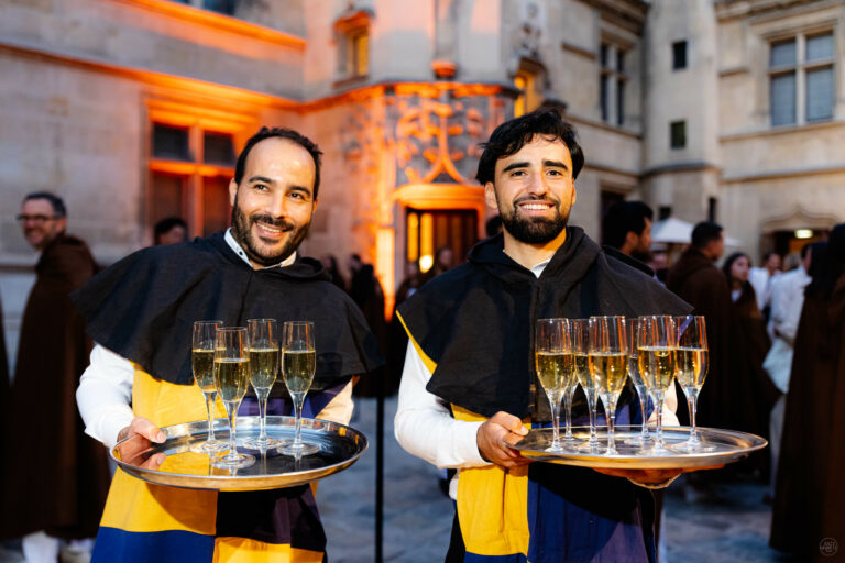 Serveurs costumes theme Moyen Age evenement immersif agence WATO