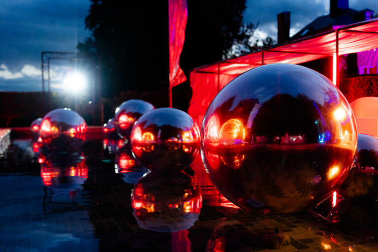 Sphere argentees scenographie futuriste